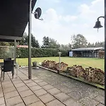7 Person In Hals-by Traum * Hals