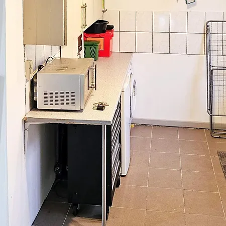 7 Person In Hals-by Traum * Hals