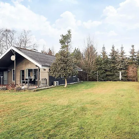 7 Person In Hals-by Traum