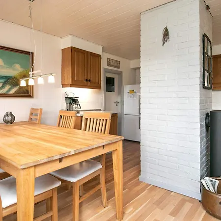 7 Person In Hals-by Traum هالس