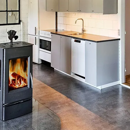 7 Person In Hals-by Traum